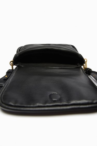 Δερμάτινη γυναικεία τσάντα. Φοριέται στον ώμο αλλά και χιαστί. Λουρί αφαιρούμενο, ρυθμιζόμενο. Κλείνει με μαγνητικό κούμπωμα στο καπάκι. Διαθέτει ενιαίο εσωτερικό χώρο. 