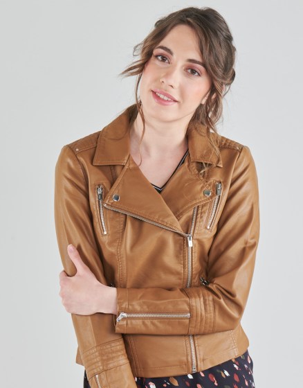 Δερμάτινο Γυναικείο Biker Jacket, κοντό σε στενή γραμμή. Υψηλής ποιότητας δερμάτινο, ιδανικό και για τους χειμερινούς μήνες. Το leather jacket κλείνει ψηλά στο λαιμό με ασημί φερμουάρ.