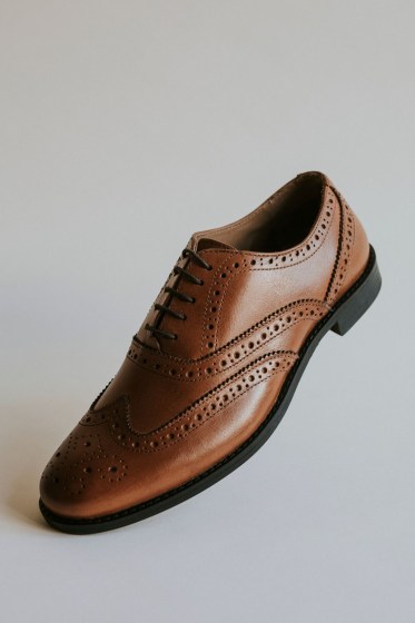 Ανδρικό δερμάτινο καφέ παπούτσι Oxford, με κλασικό σχέδιο και άψογη εφαρμογή για κομψές εμφανίσεις. Ιδανικό για επαγγελματικούς και formal συνδυασμούς.